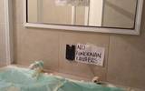 En algunos baños cuentan con letreros que alerta de la falta de servicio en los lavamanos